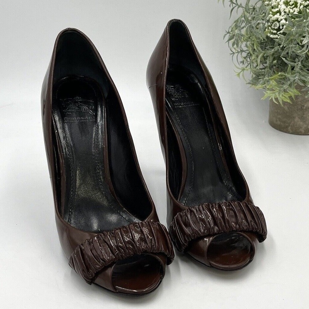 Burberry Brown Patent Leather Ruffle Detail Embellishment Cone Heels Sz 8-8.5/39